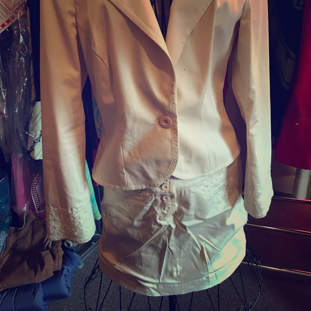 Two-piece Cache Skirt And Jacket